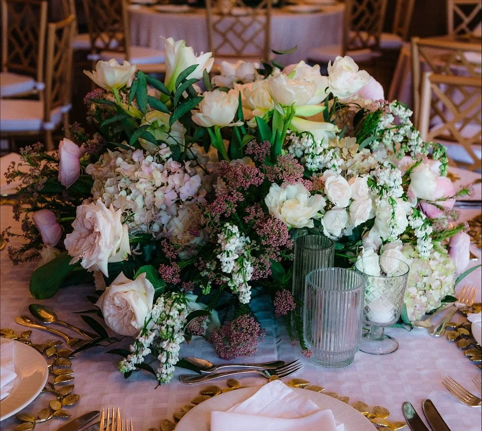 Fall is right around the corner! 🍂 

Embracing the enchanting hues of autumn with this stunning floral centerpiece! We blended creamy whites, soft pinks, and those exquisite dusty mauve tones to create a romantic and sophisticated fall tablescape. T