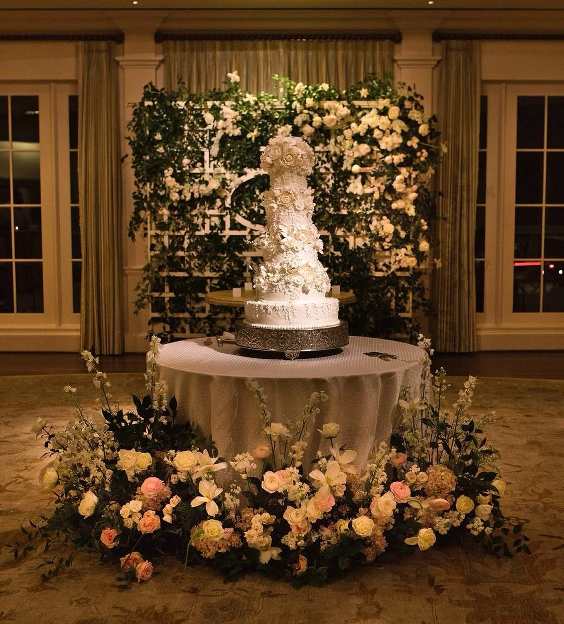 Had to stop and take in this beautiful view! One of the most beautiful wedding cakes surrounded &amp; adorned with florals by our talented team 🌸🌿

#weddingcakeflorals #weddingflorals #houstonflorist #houstonflorals #houstonfloraldesign #maxitflowe