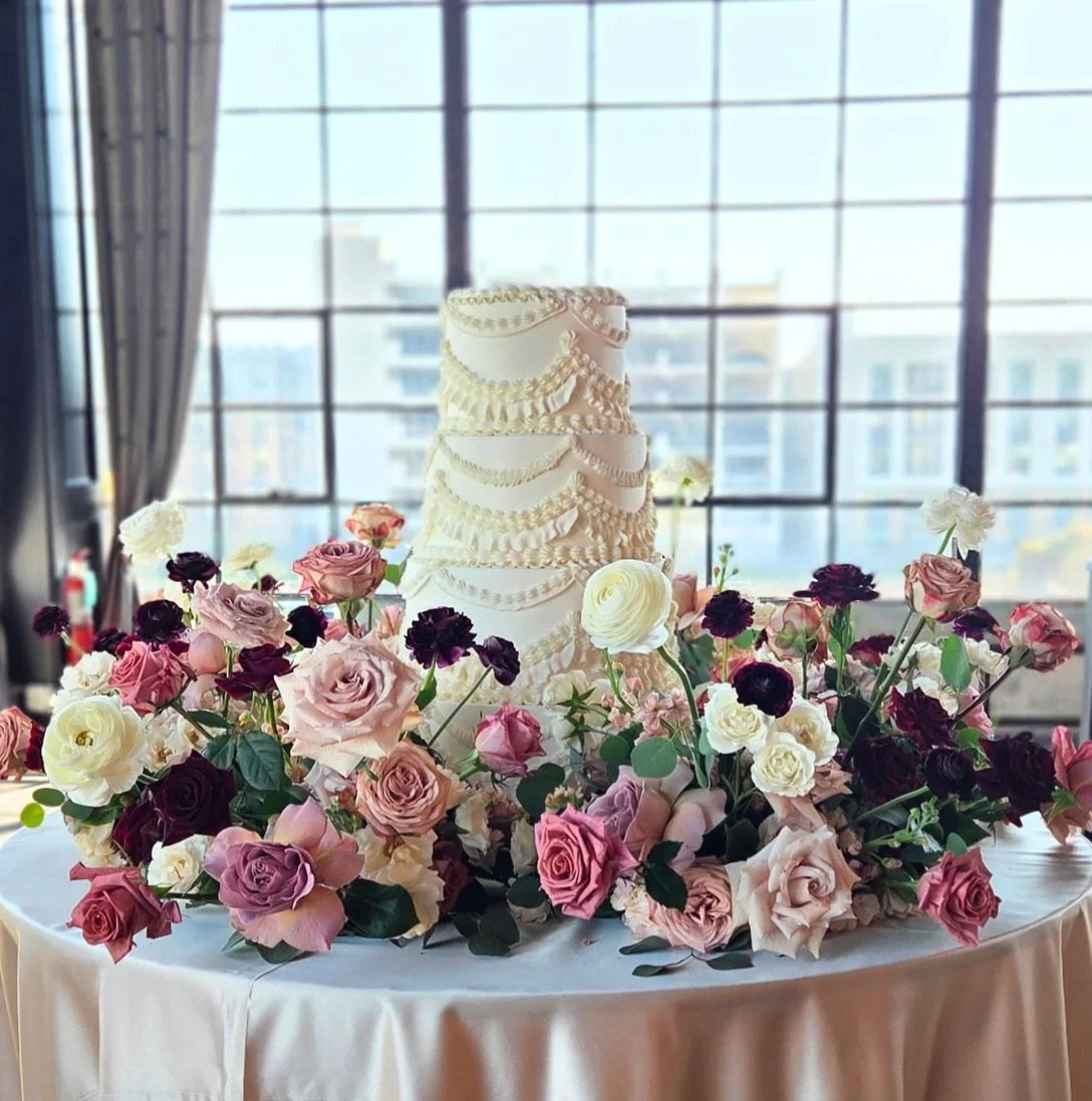Love is in the details. We used deep roses and soft textures to create a romantic halo around this beautiful wedding cake. 🌹

The perfect focal point for a celebration of love 🎀

Florals by: @maxitflowerdesign 

#houstonweddingflorists #romanticwed