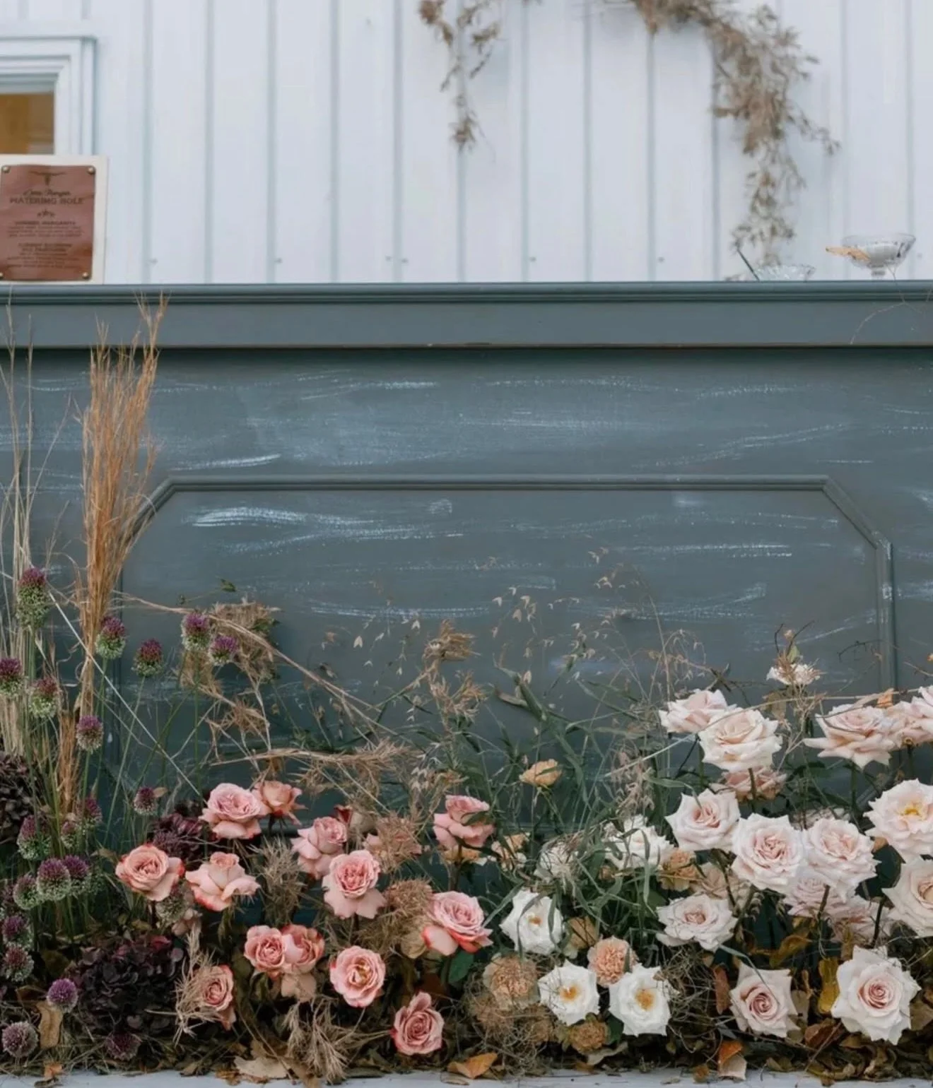 We had the best time designing the florals for a recent vendor appreciation dinner at The Juliana. This event was an extra special one for us ✨

For this private event, we decided on layering beautiful textures to complement the gorgeous space at The