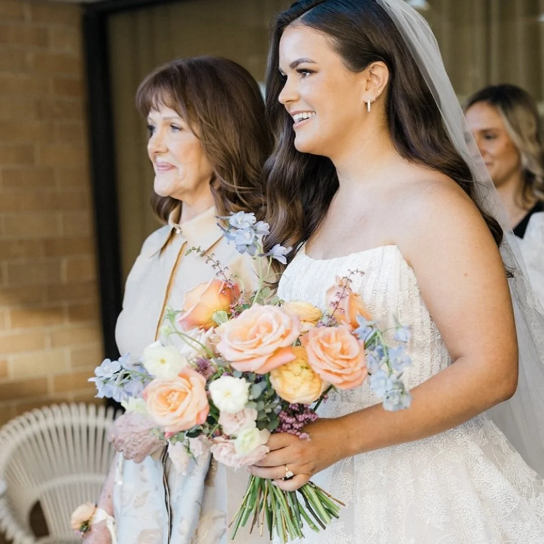 Soft romance in every detail.🧡

For Kimberly and Garrett&rsquo;s beautiful celebration, we designed florals that felt timeless, airy, and effortlessly elegant. From delicate table arrangements with peach garden roses and soft greenery to a bridal bo