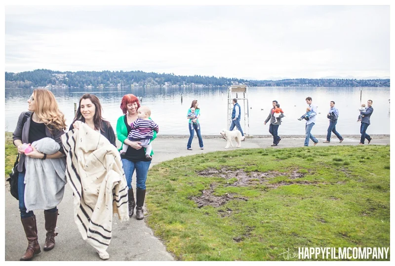 families walking at matthews beach - the Happy Film Company - Seattle PEPS Group Photo Shoot