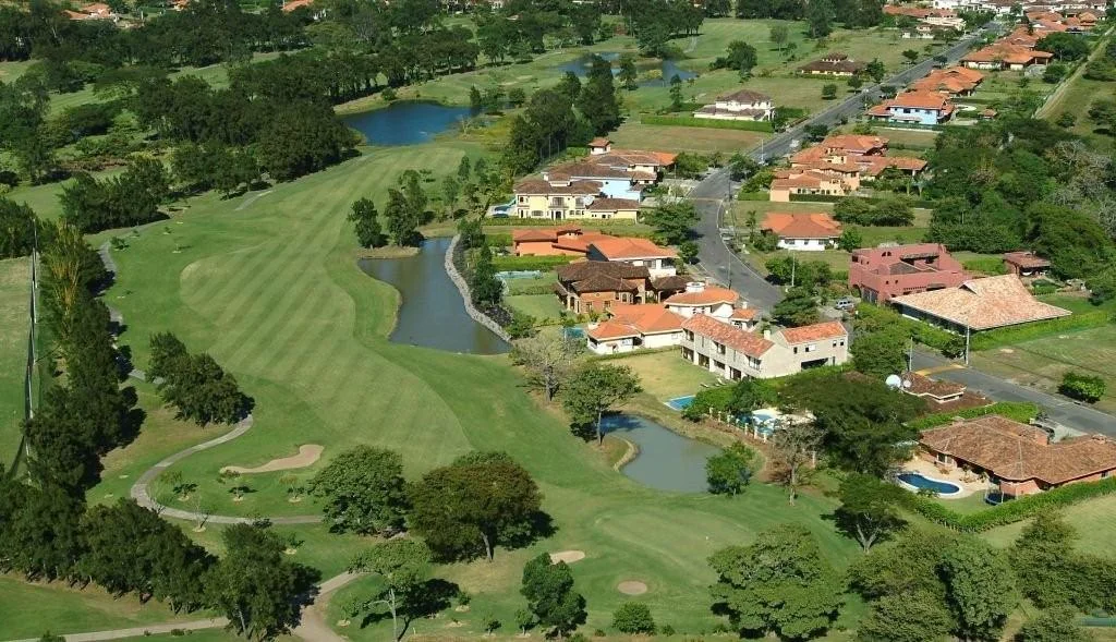 LOTE EN RESIDENCIAL DE GOLF EN SANTA ANA $584,960