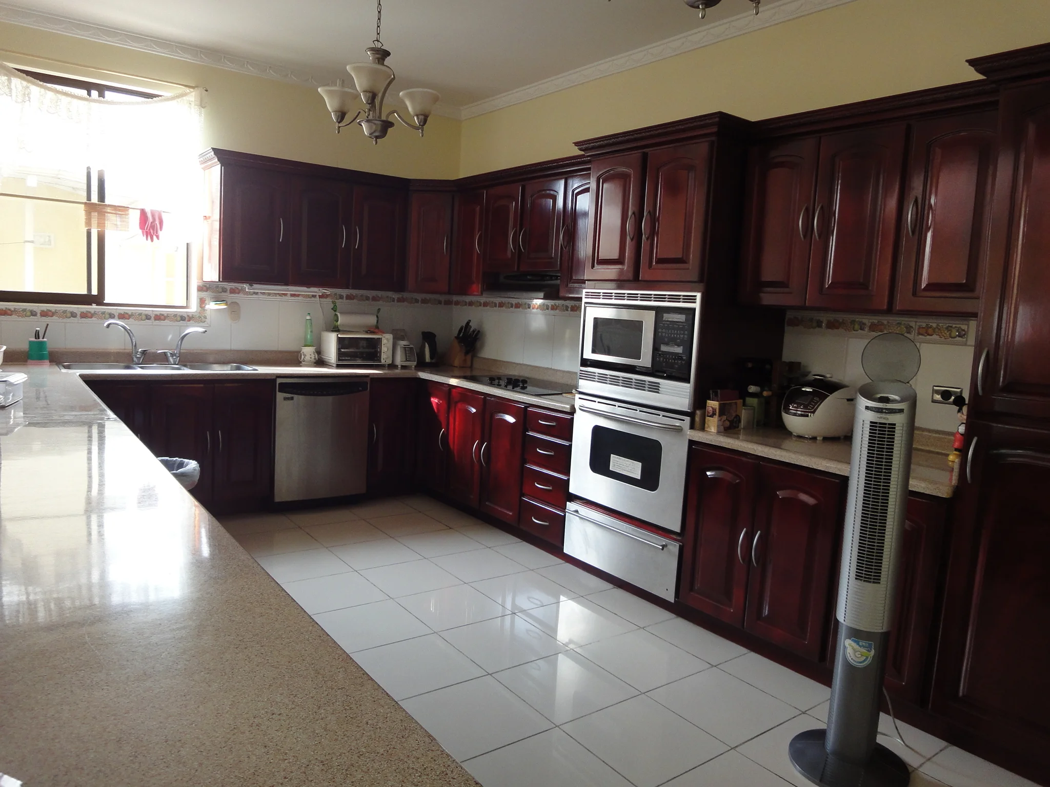 Venta de Amplia Casa en Cariari de Belen $400,000