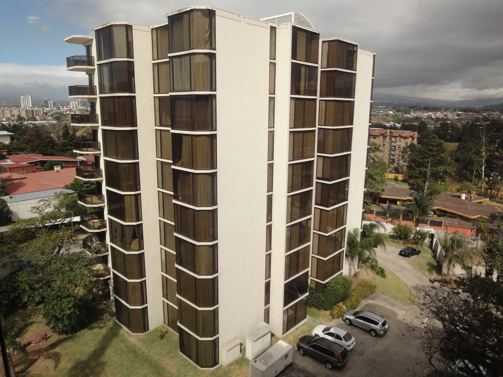 Renta de condominio en Escazu $1,800/$2,000 (sin/con muebles)
