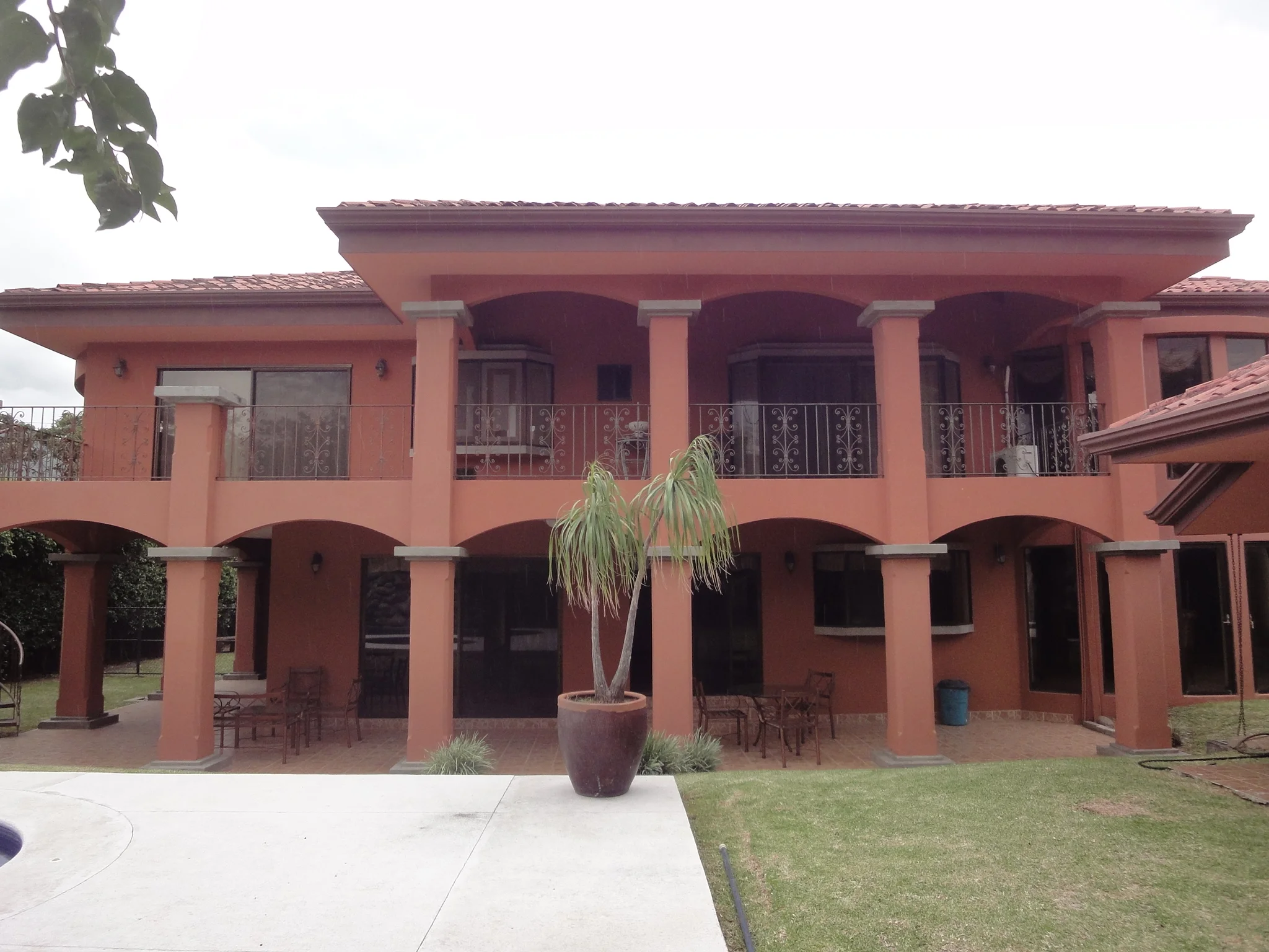 Venta de Lujosa Casa en Condominio en Santa Ana $1,300,000