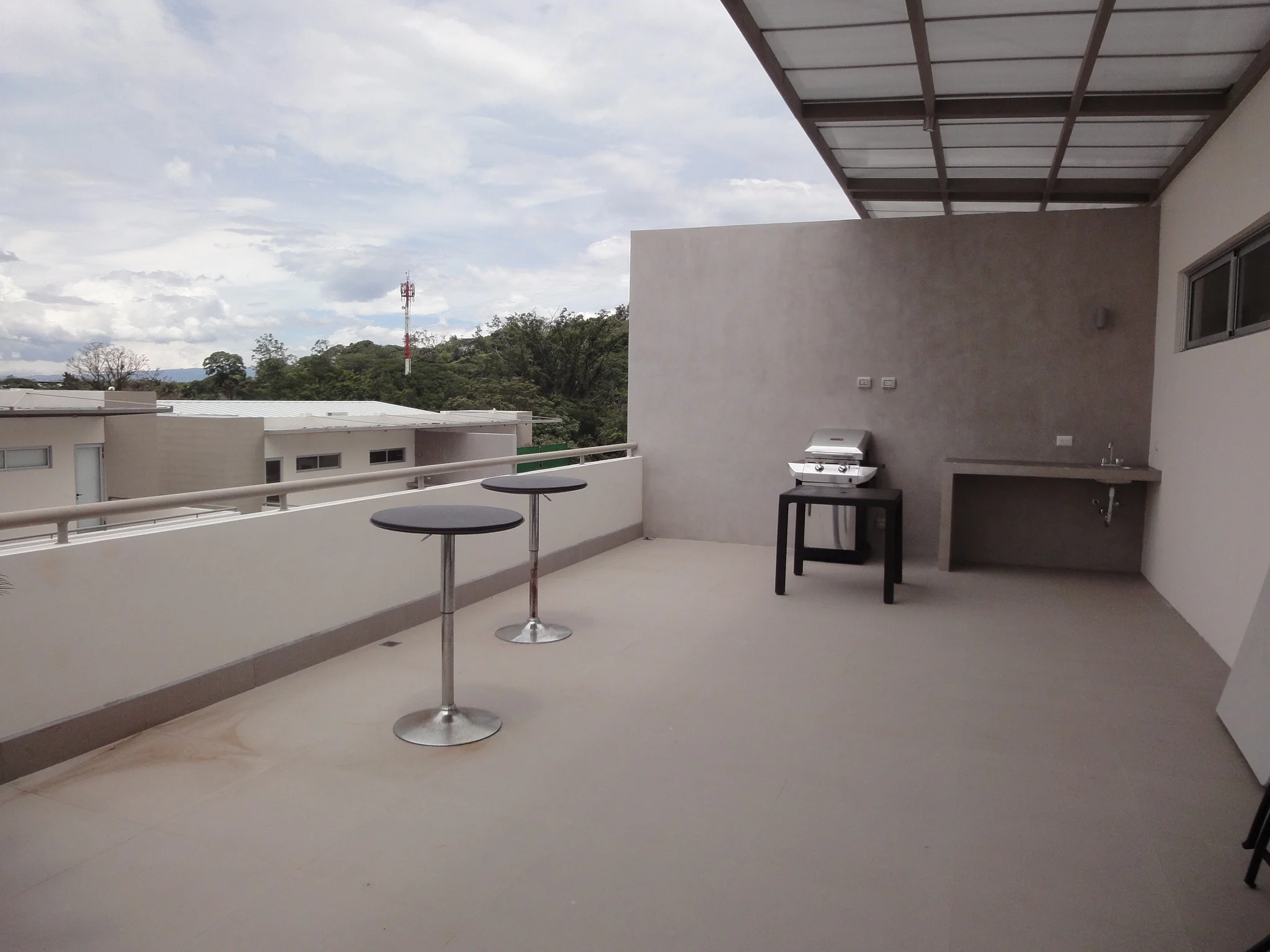 Venta de un condominio moderno en Santa Ana $395,000