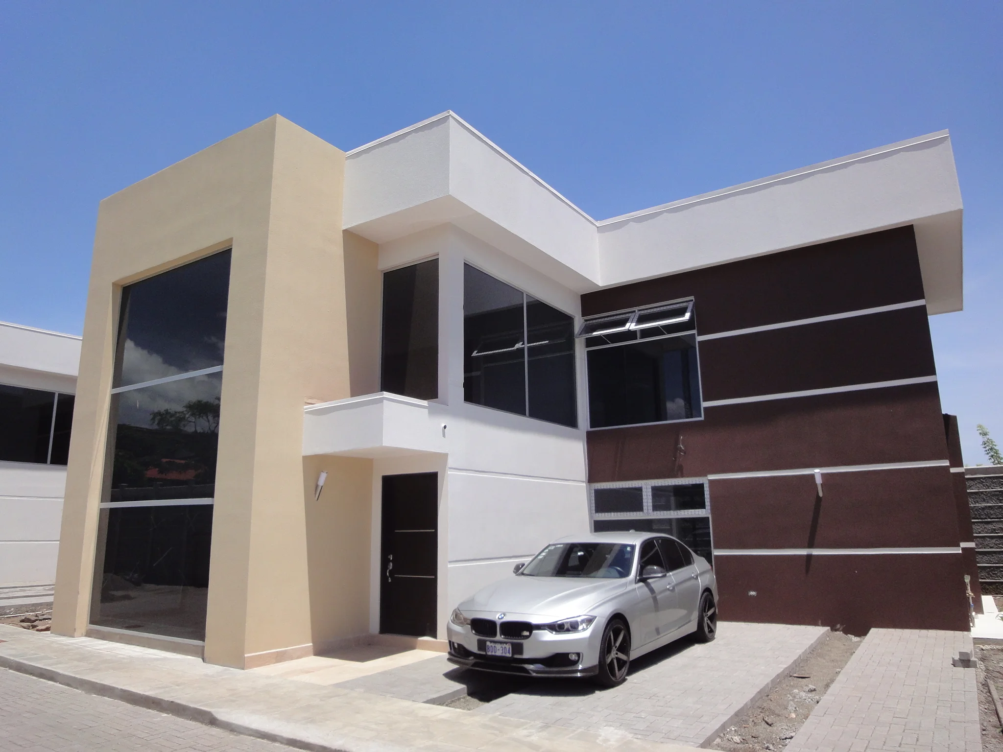 Se vende condominio moderno en Santa Ana $237,000