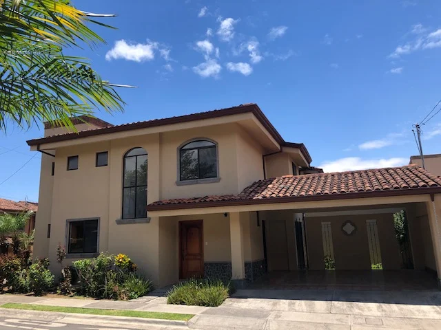 Se vende una casa en condominio en Santa Ana $260,000