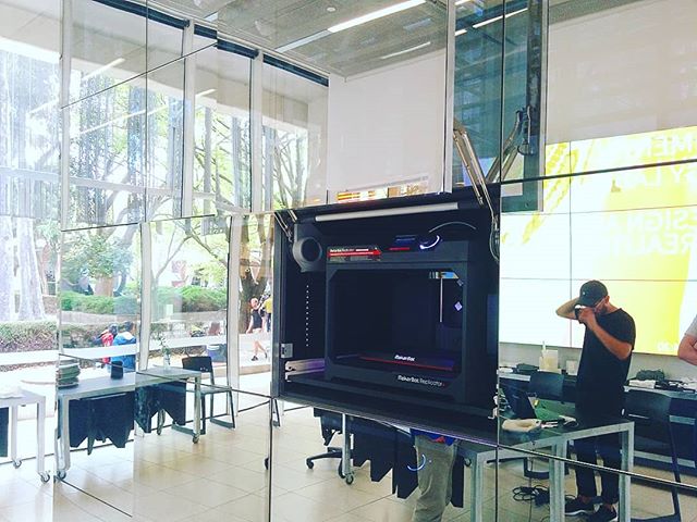 Checking out the 3d printing set up at @msdsocial with JD and Shahn.
.
.
.
.
.
#3dprinting #unimelb #msd #design #makerbot #mirror #potd #reflection