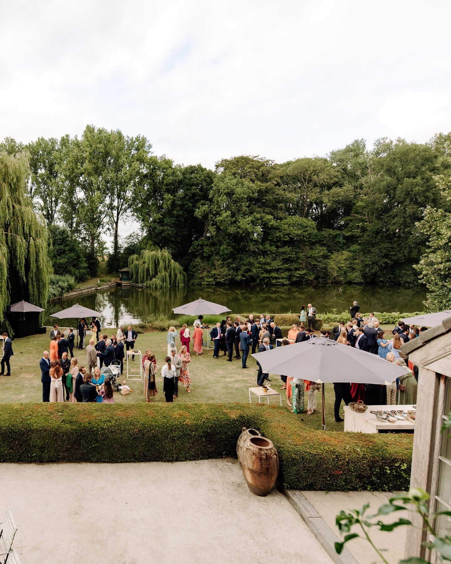 🌿 The reception? It&rsquo;s all happening outdoors!
Parasols up, strolls by the pond, shaded terrace, comfy lounge seats&hellip;🔅 Summer vibes on point!

@gablelievrephotographe