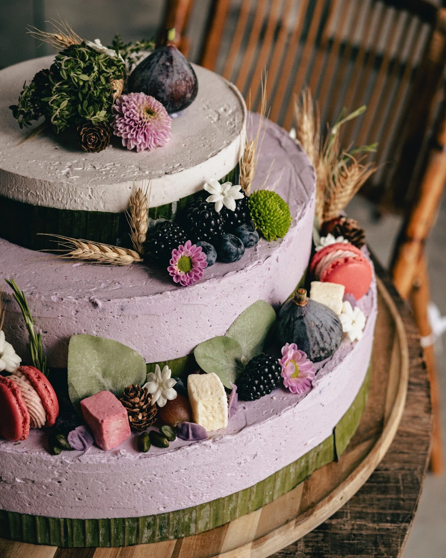 Macarons, figs, flowers, sweetness&hellip; This cake tells your story.
@ktchn_catering
@despinaantypa