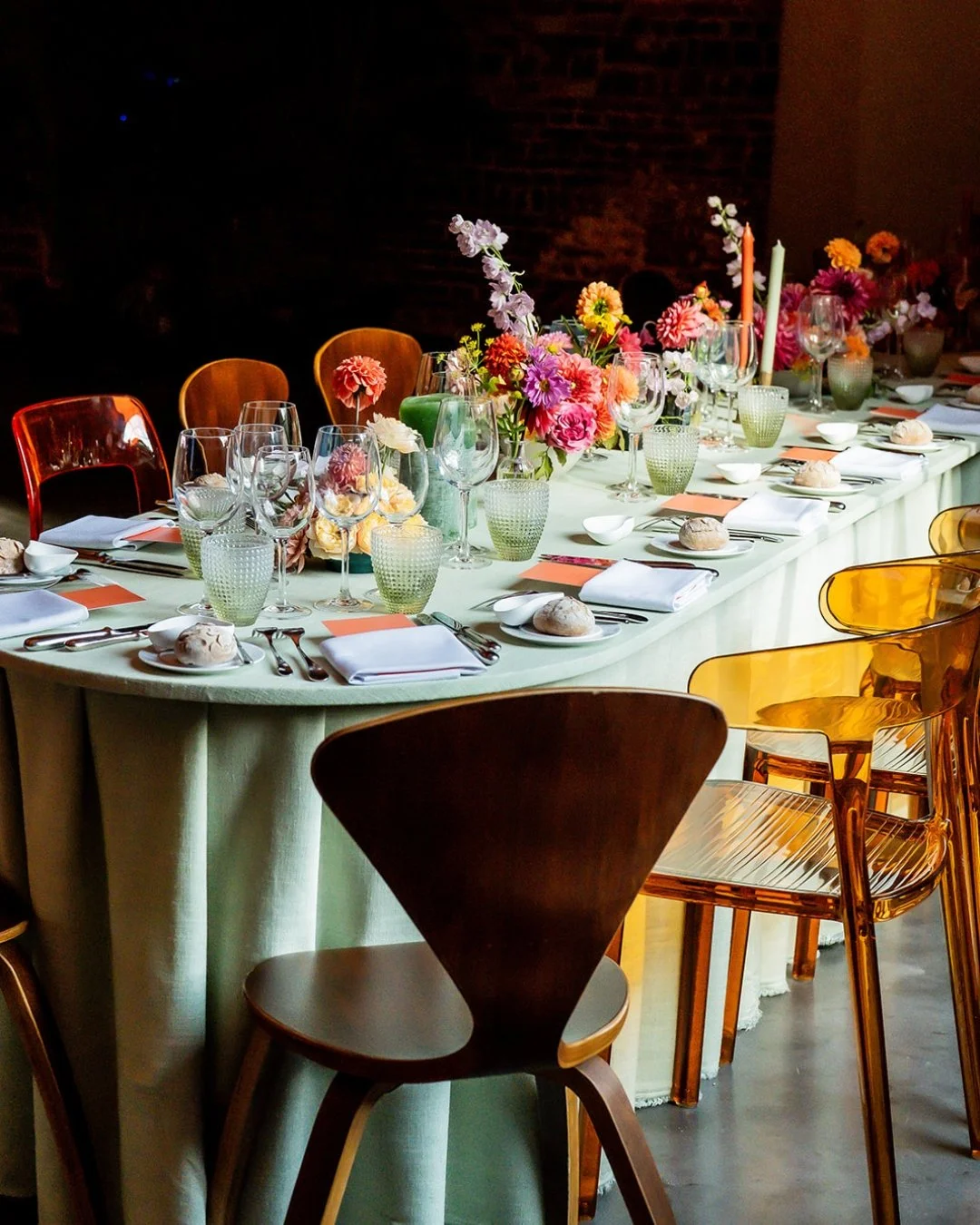 A closer look at a wedding from a few weeks ago 🕊️
A day too beautiful to forget, and a table composition worth studying: how the linen, the colors, and the proportions converse effortlessly with the space.

#fermedelabalingue #wedding #eventvenue