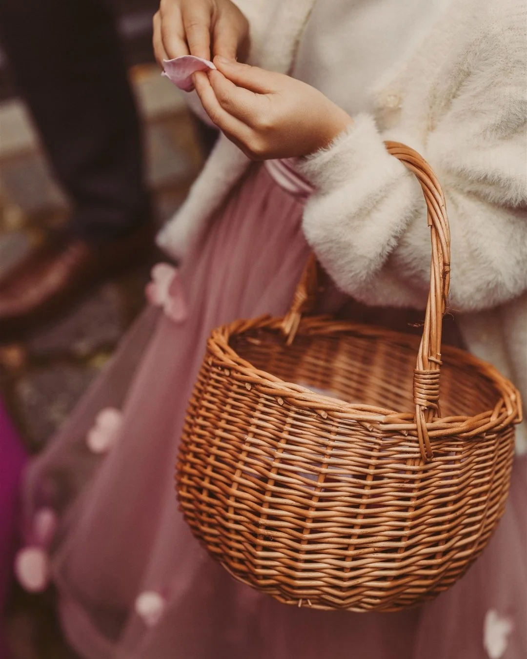 Spring often steals the spotlight, yet winter holds its own kind of magic. It&rsquo;s a quieter season, more space to breathe, more room to make it yours. At Ferme de Balingue, winter weddings carry the same beauty, and often, a friendlier price 💐

