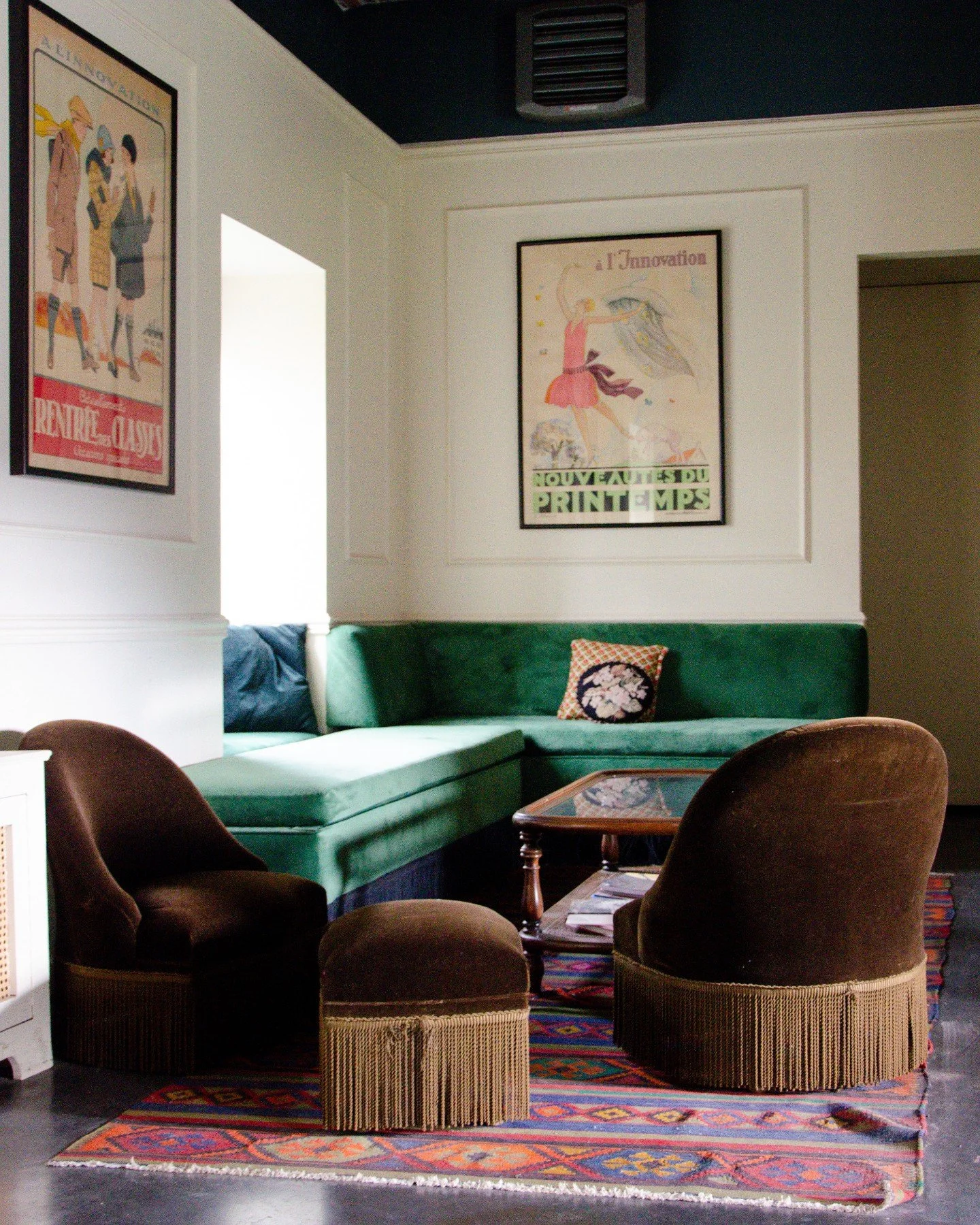 Some spaces are not meant to impress, but to be lived in.

From intimate corners to larger spaces, Ferme de Balingue offers a setting where every atmosphere feels natural, refined, and deeply welcoming.