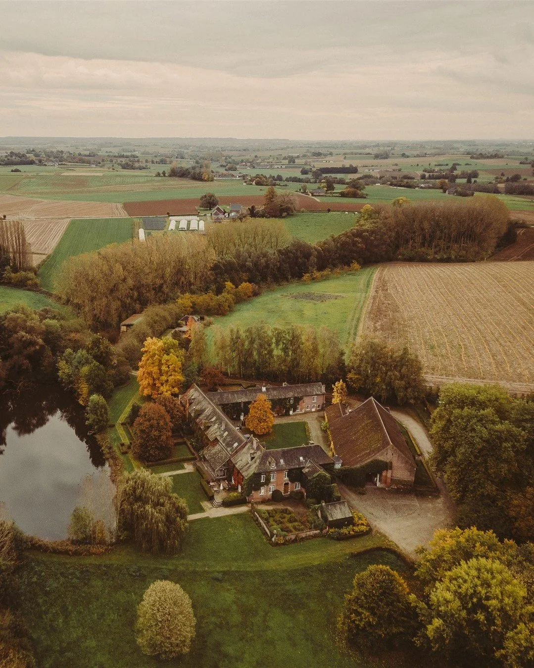 A place where nature sets the rhythm. 🍃

Nestled between forests, ponds and open fields, Ferme de Balingue unfolds in a landscape that feels both expansive and intimate.

📸 @hannelore_haemers