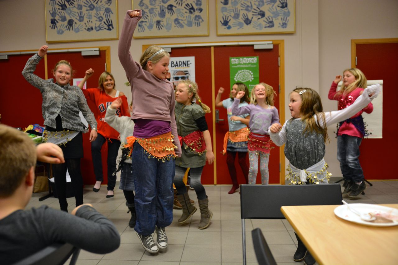 Bilete frå zumbagjengen sitt innslag under årsfesten i 2014.