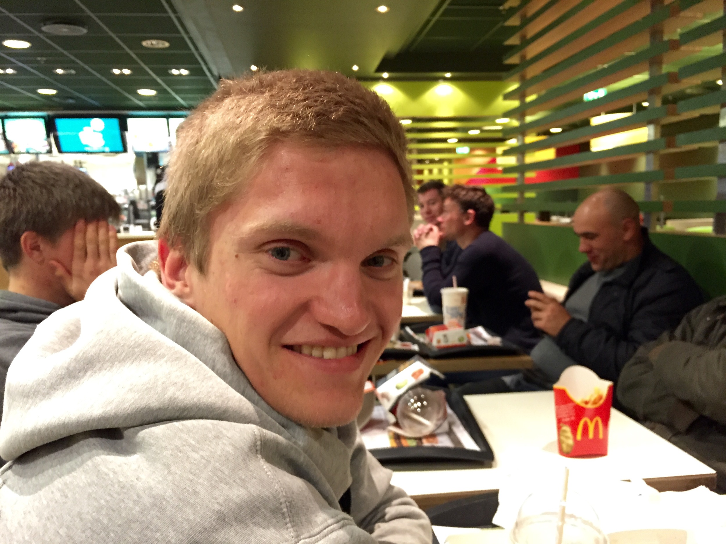 Det var berre Johannes Hovda av Fognspelarane som hadde grunn til å smila etter serieopninga. Likevel tok dei fleste turen til McDonalds for å "feira" etter bortetapet...