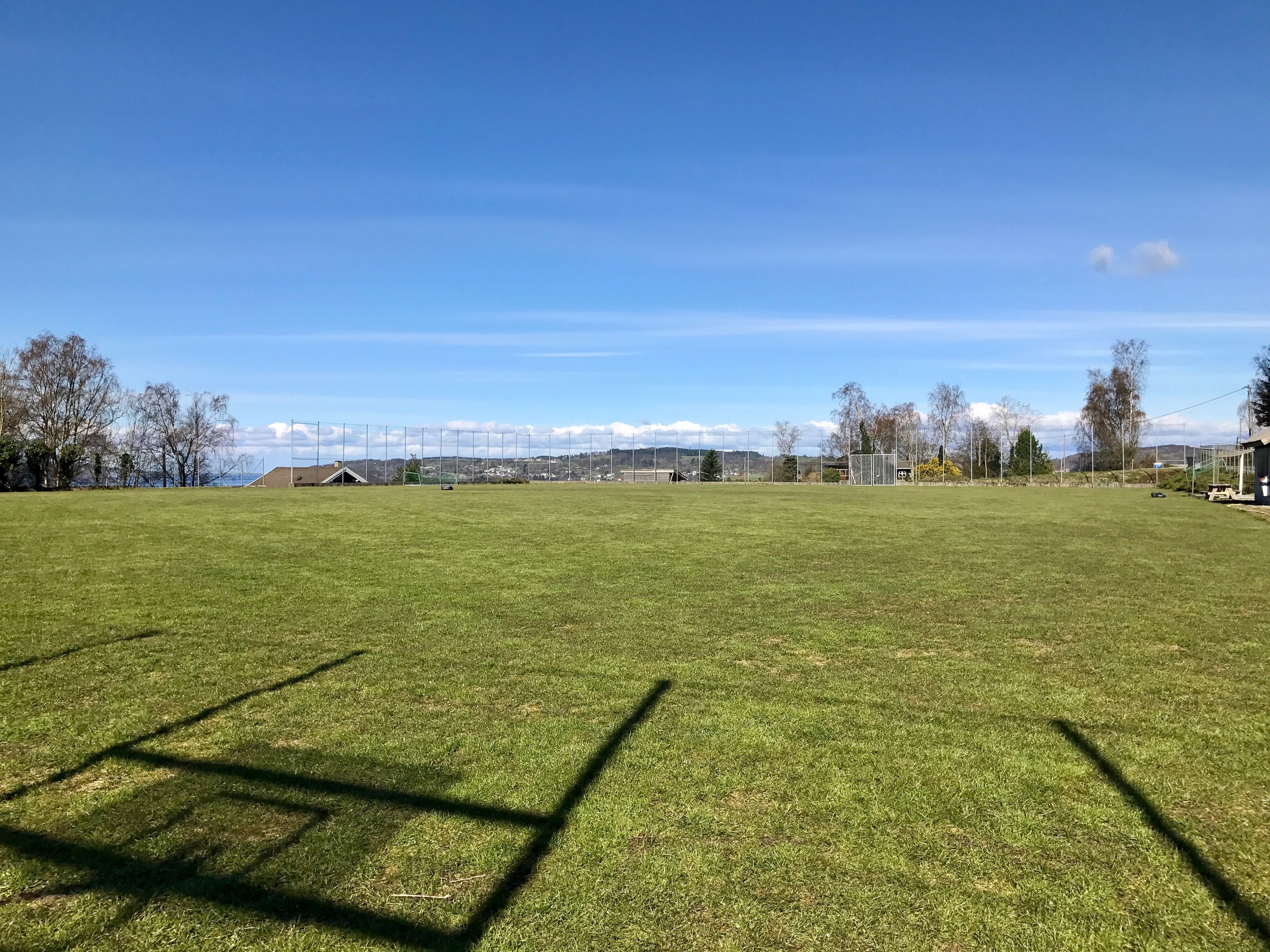 Fotballbanen, som vert klippa av to robotar, ser nok finare ut enn kva den eigentleg er for tida.