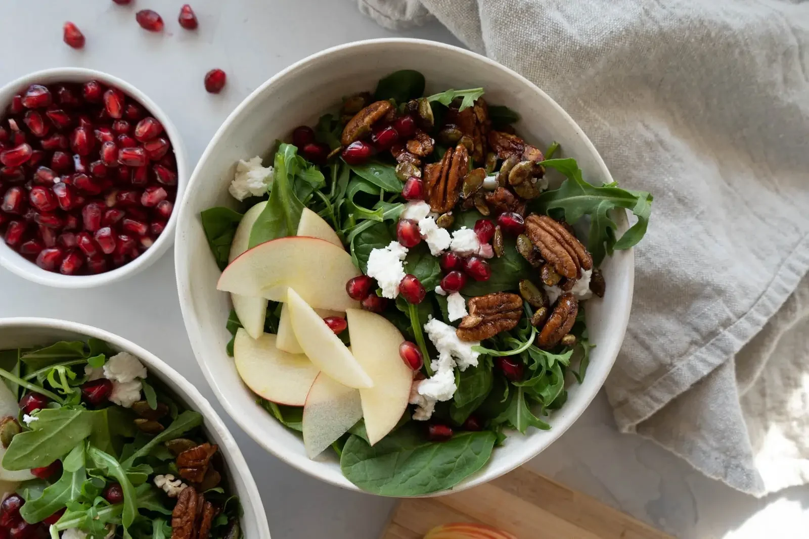 63ac550828a4a1e267251e50_6387b3655db021338e87bede_spinach-arugula-salad-with-apples-and-goat-cheese.webp