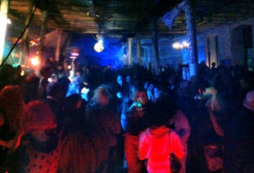 Schloss Dracula V ( 2014 ) Line up: DJ Peter ( wie immer bei diesem Event)...zu hören gibts` klassische Partymucke zum Glück ohne Banalitäten und dem Soundsystem von Meister Waggi.