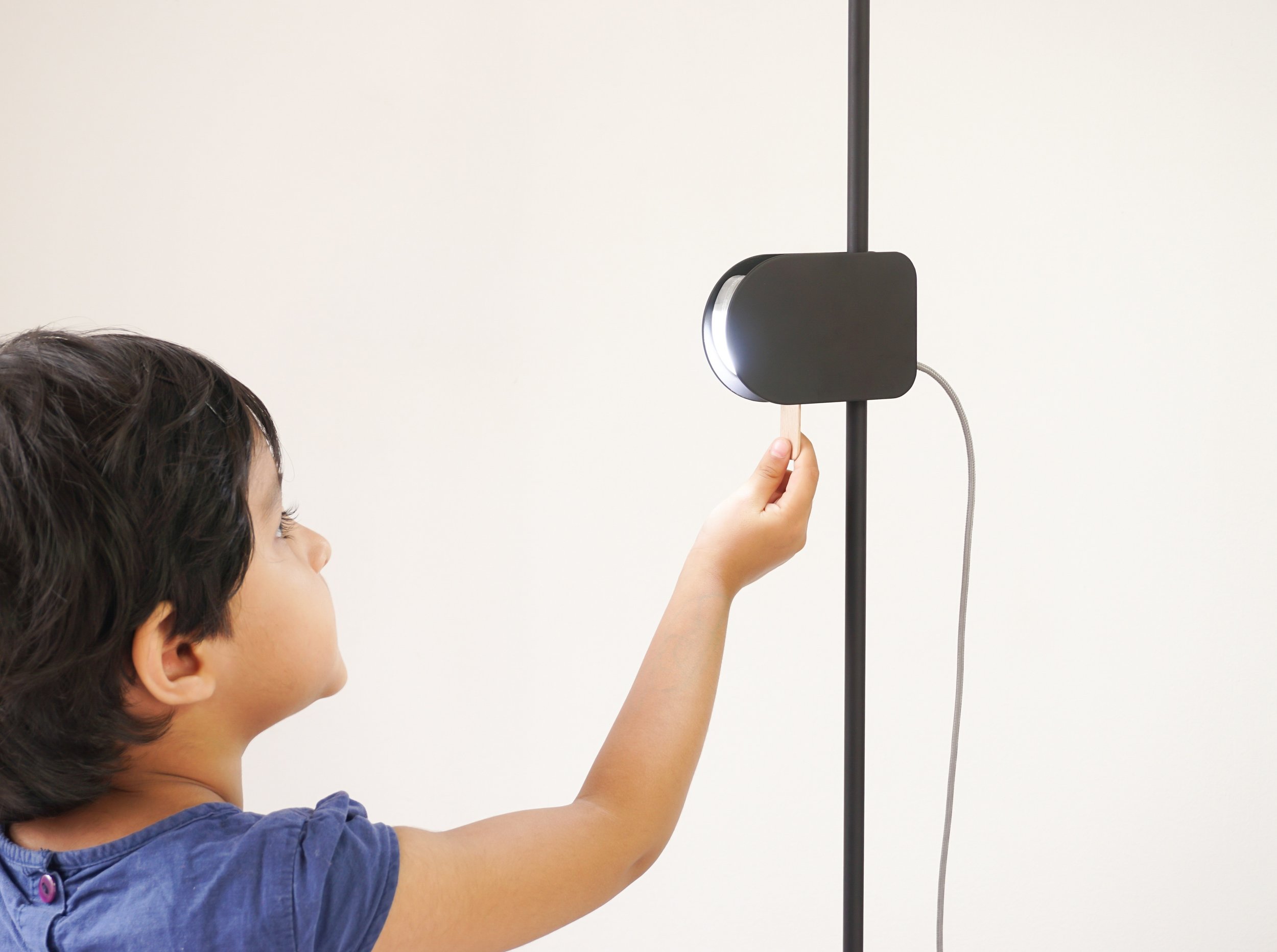 MAGNÍ̱TI̱S LAMP (4).jpg
