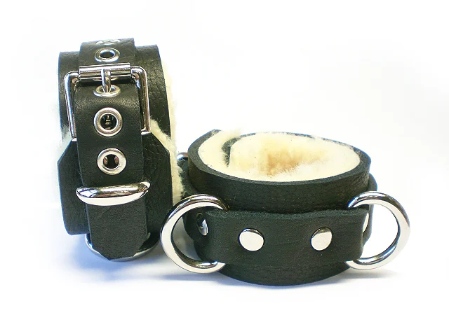 black leather fleece lined restraints with double dee rings