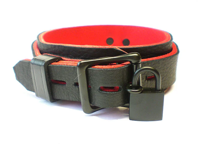 lockable w/padlock - black bison w/red bullhide