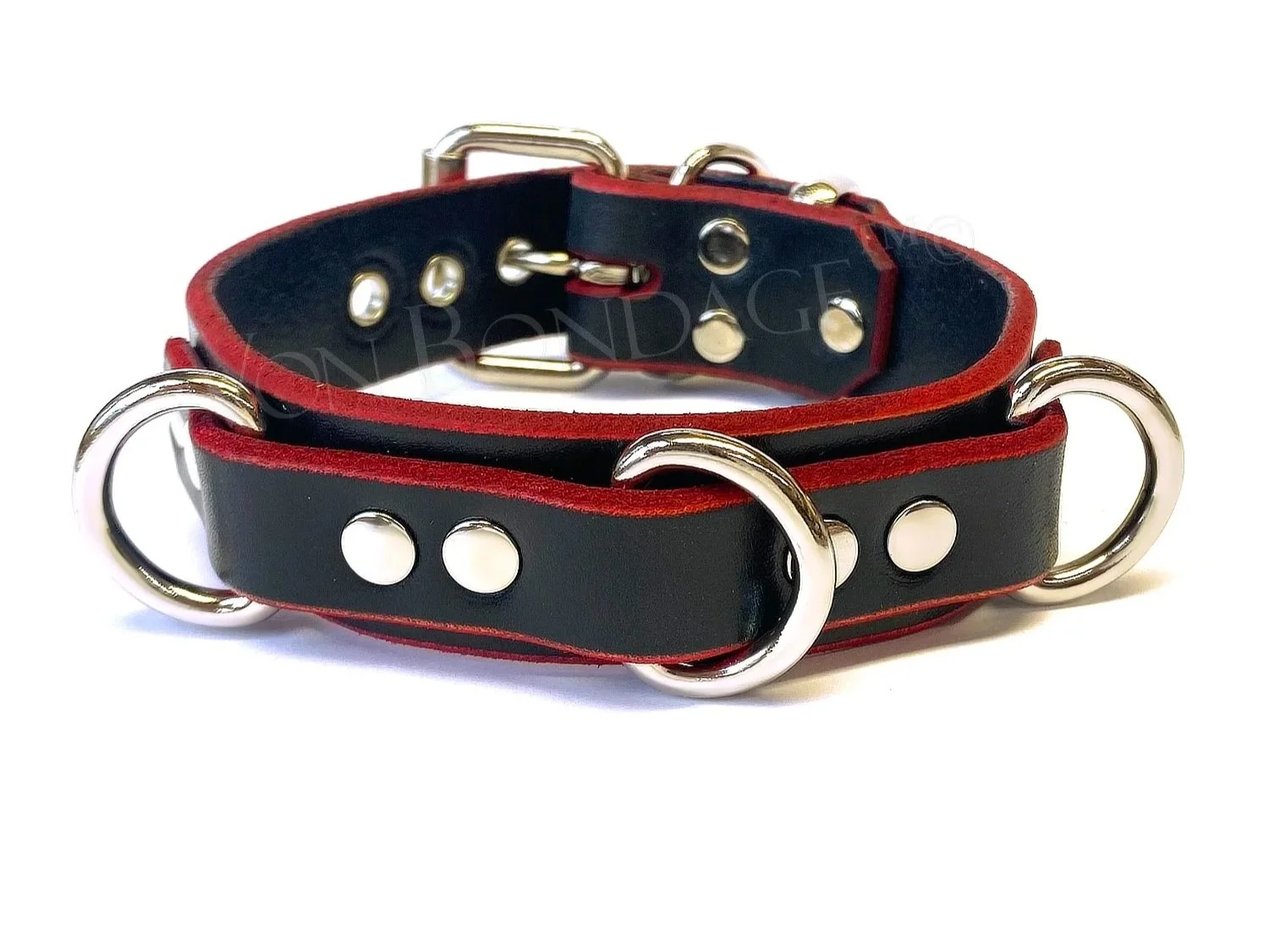 Lockable Bondage Collar with 3 small D-Rings in black leather with red edges