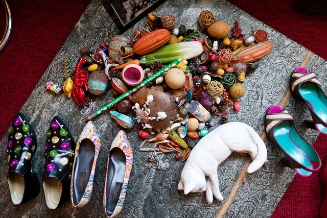 <span style="font-weight:normal">Plaster kitty, Yohji points with circles, Christmas Potpourri, 2010</span>