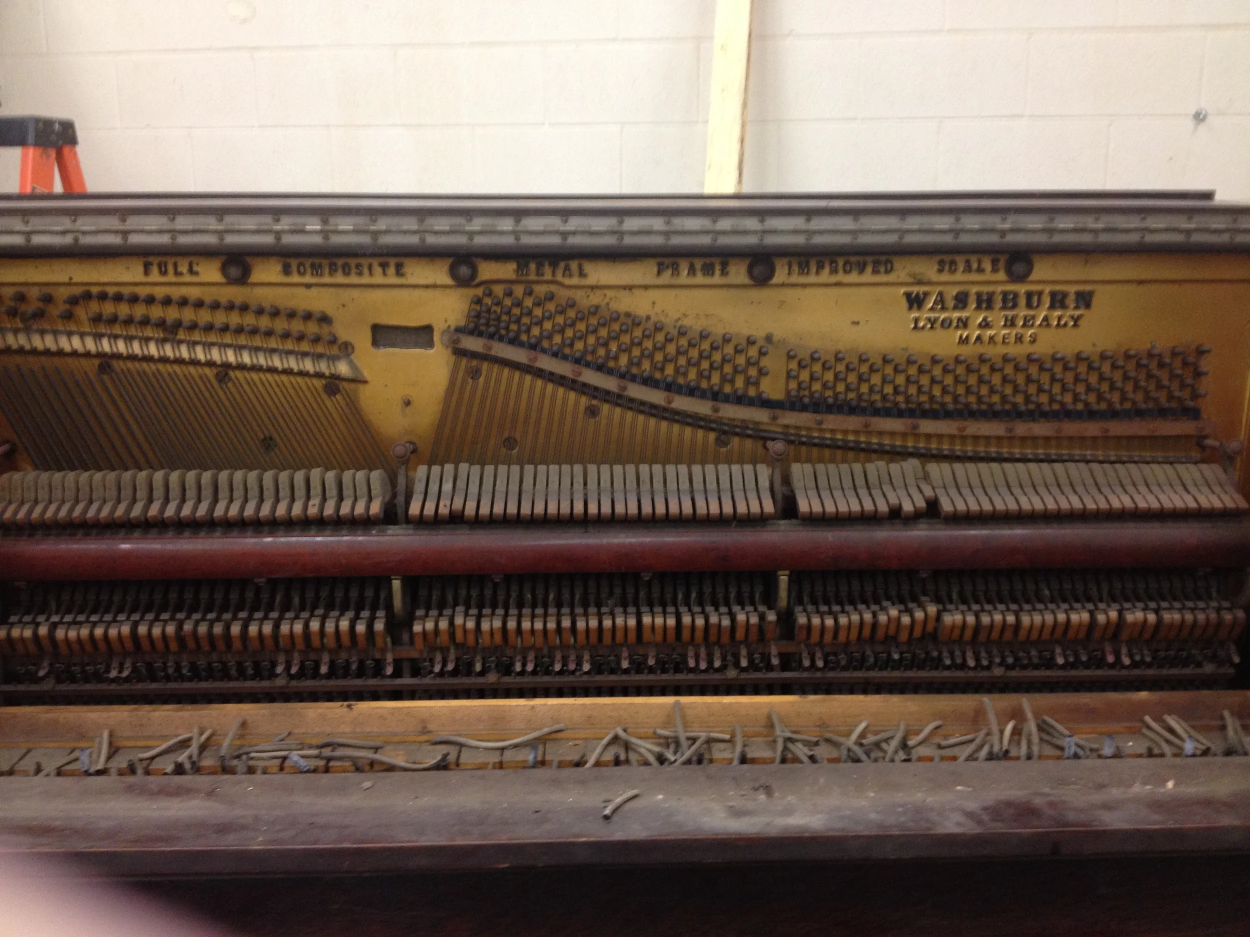  Lovely view of the piano hammers and sound harp 