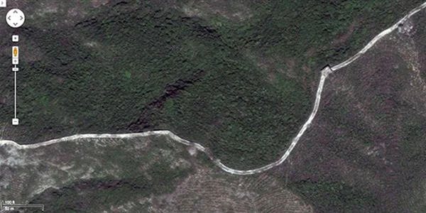 A great snaking wall as seen from above. It punctuates and makes visible the undulating landscape of northern China. | Screen shot, courtesy of maps.google.com