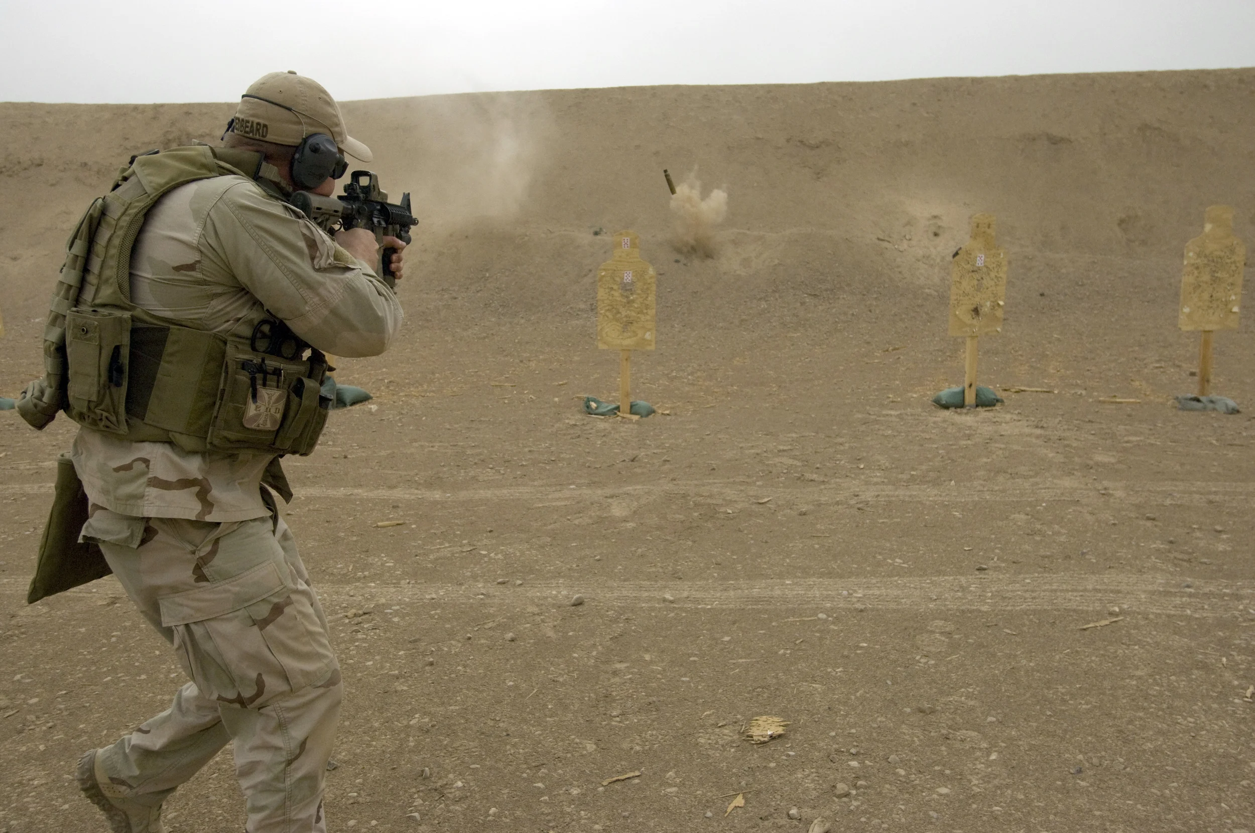 A Navy Explosive Ordinance Disposal operator practices moving and shooting. | Photo by Mass Communication Specialist 1st Class Mario A. Quiroga, United States Navy.