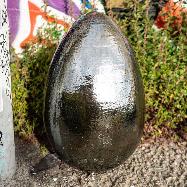 This one, a palladium glazed XL egg, landed yesterday somewhere in Oakland. It&rsquo;s name is cats.brass.leans. Can you find it?

#ceramics #streetart #industrial #hideandseek #egg #oakland #graffiti #urban #design #leica