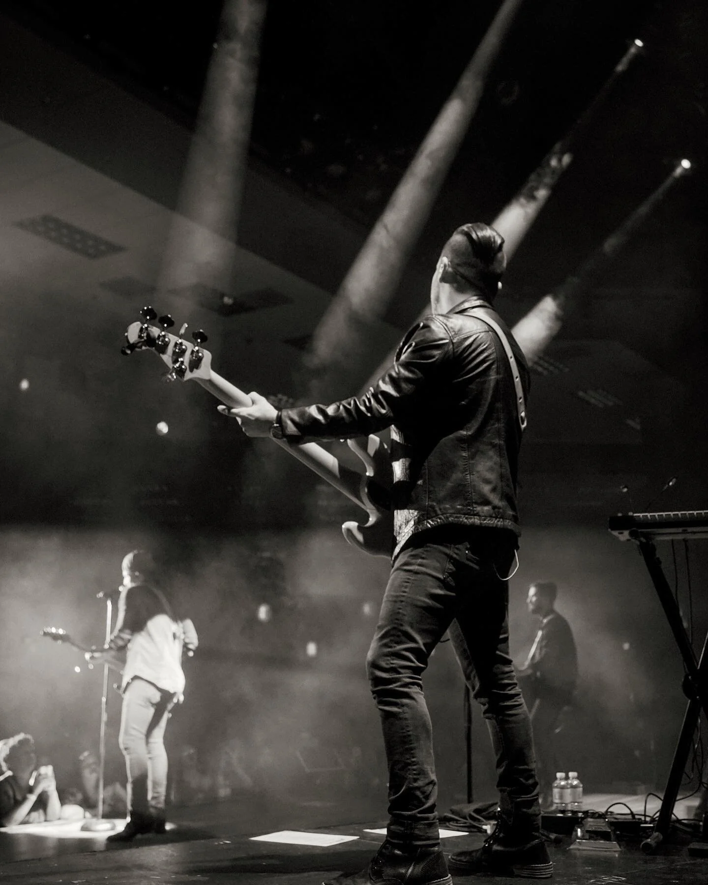 Remember shows? I liked those. Those were fun. Come back soon please. K, thanks. &bull;
&bull;
&bull;
&bull;
&bull;
&bull;
📷: @alexa_campbell 
#michaelray #2020 #countrymusic #fender #novation #ampeg #noble #nobleamps #jhaudio #moodyleather #bass #g