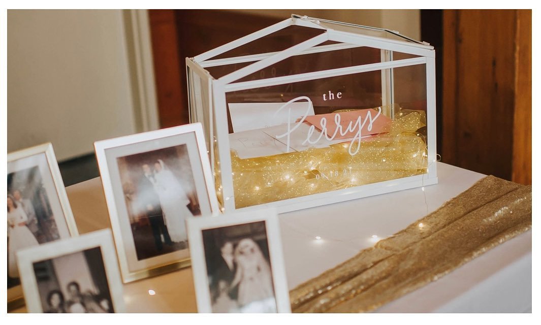 One of my favorite custom projects: a hand lettered card box! Printed on vinyl using a @cricut and DIYed with an @ikea greenhouse box. And the perfect post-wedding keepsake for the happy couple, too!

📸: @franzephotography 
💡: @rachelclarkperry 
Ve