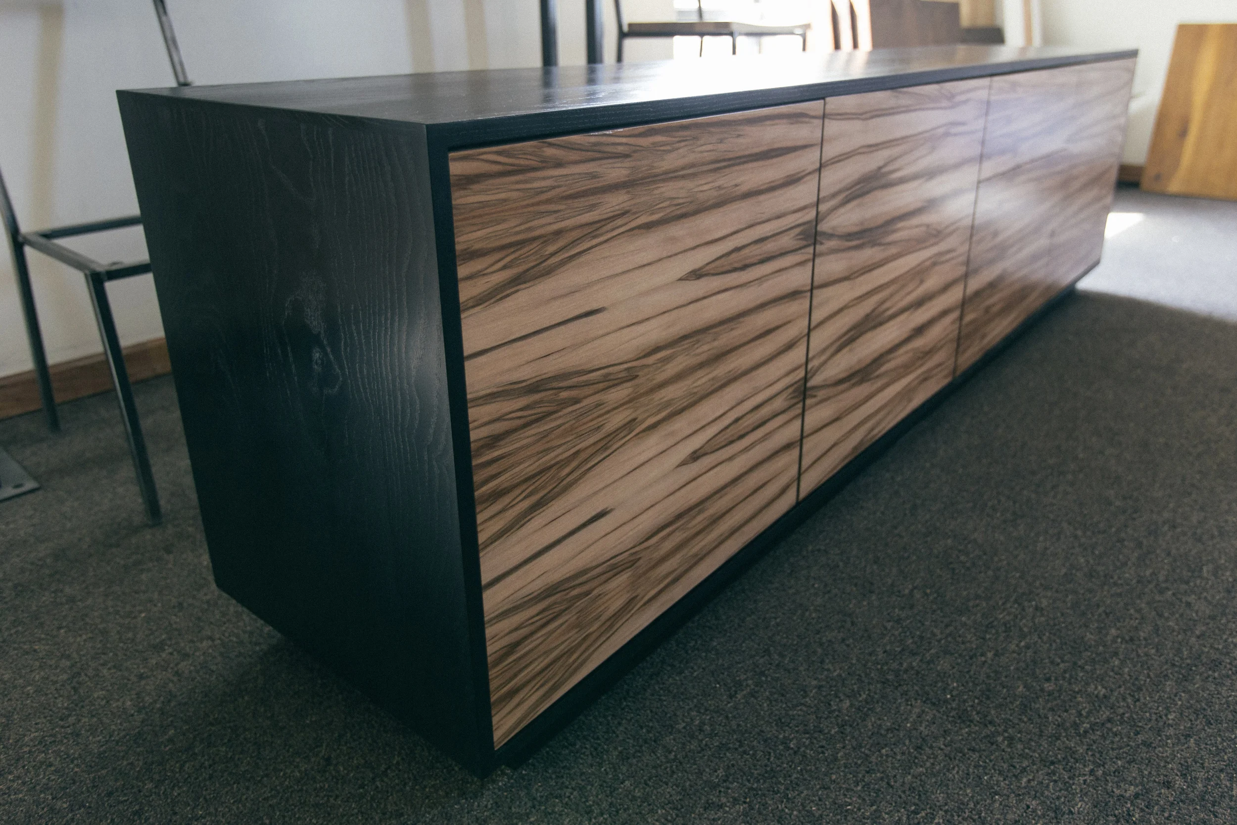 credenza_3.jpg