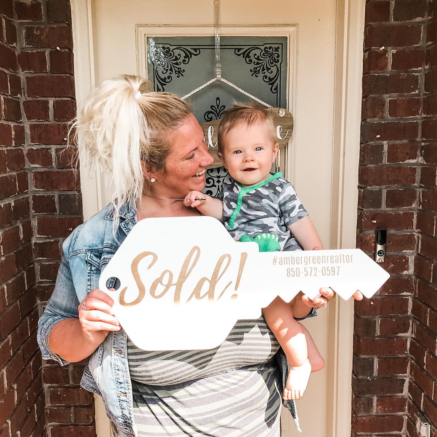 Made a new sign for our awesome realtor,  @ambergreenrealtor 🏡 🔑 
We can customize one for you today! Just PM me if interested. This one is fresh out of the laser and hasn&rsquo;t even been listed yet! 😍
#soldsign #realtorsign #closingday #closing