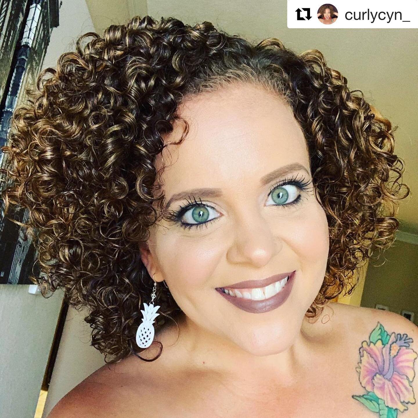 How great do these @crabshackdesign earrings look on @curlycyn_ 🤩🍍💙
Hand twisted sterling silver, Swarovski crystals and laser cut acrylic😍 whaddaya think!?
Free shipping in my Etsy shop!
Aloha + stay crabby!
✌🏻💙🦀
.
.
.
#earrings #earring #oot
