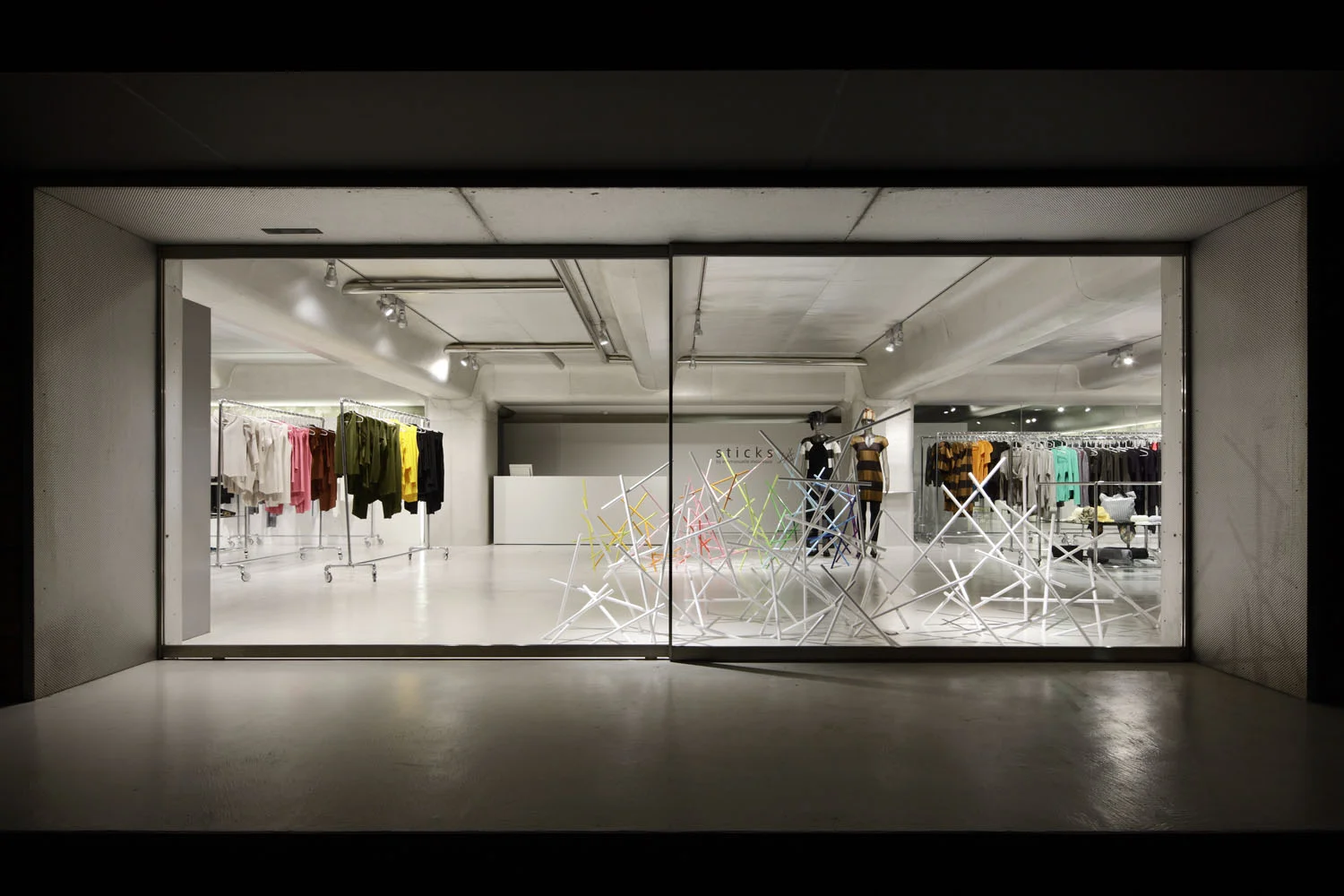 3_emmanuelle_moureaux_sticks.jpg