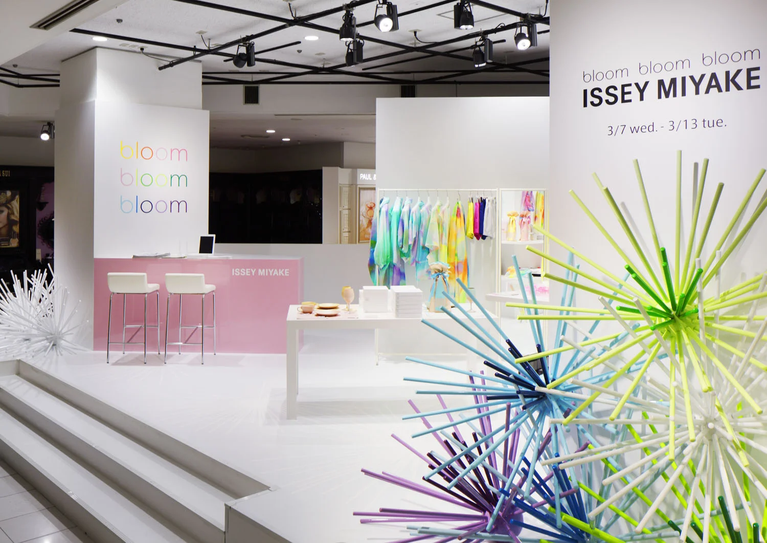 4_emmanuelle_moureaux_bloom_bloom_bloom.jpg