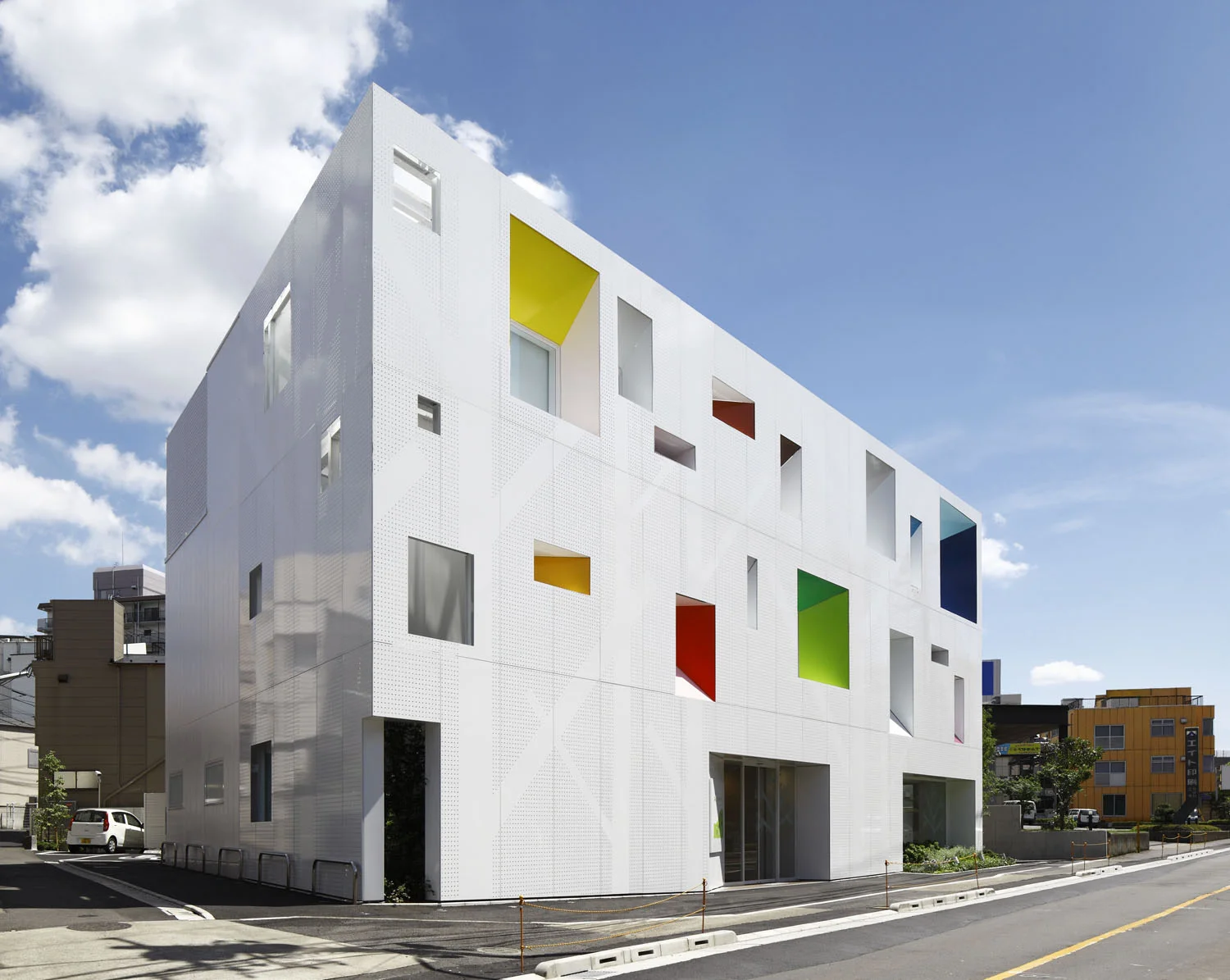 2_emmanuelle_moureaux_sugamo_shinkin_bank_tokiwadai.jpg