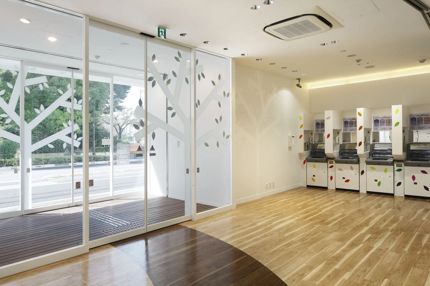 4_emmanuelle_moureaux_sugamo_shinkin_bank_tokiwadai.jpg