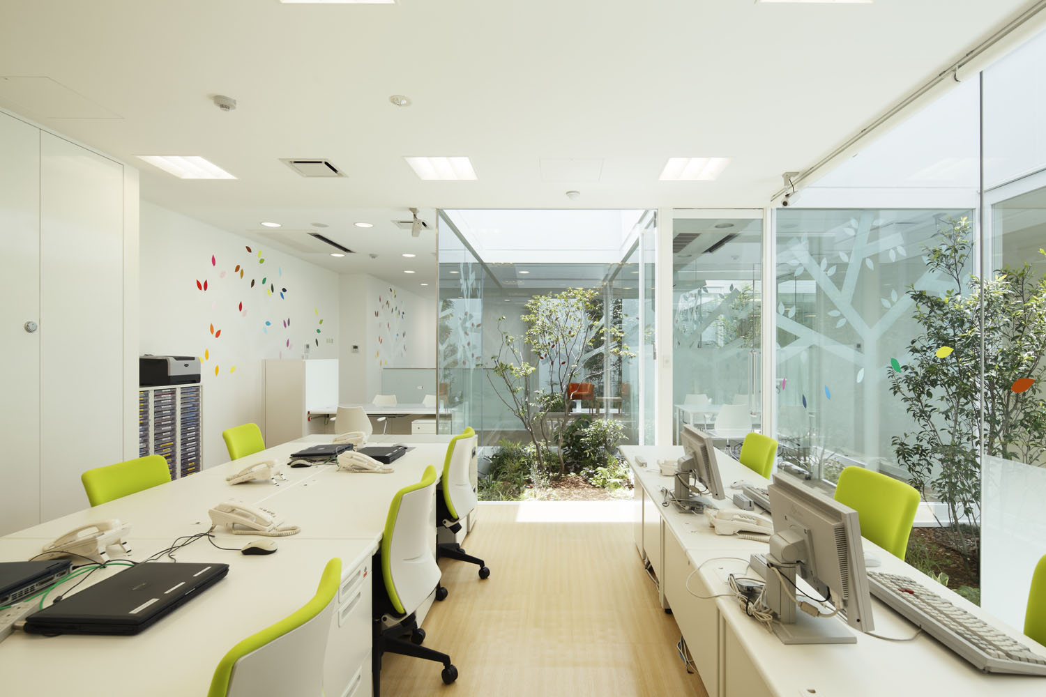 11_emmanuelle_moureaux_sugamo_shinkin_bank_tokiwadai.jpg