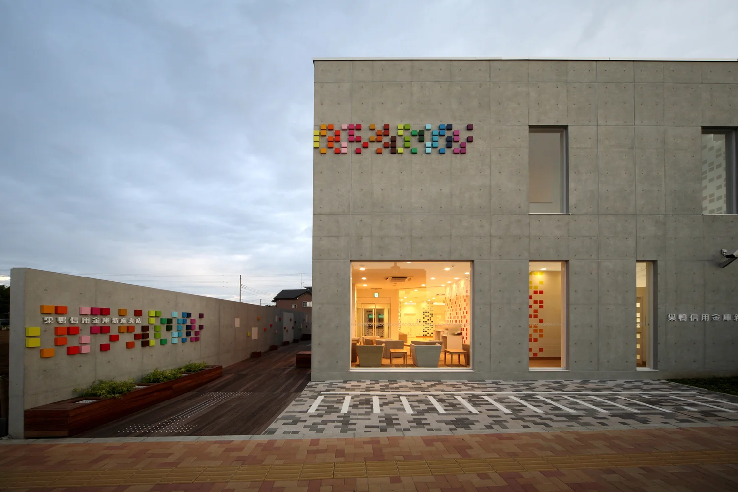 1_emmanuelle_moureaux_sugamo_shinkin_bank_niiza.jpg