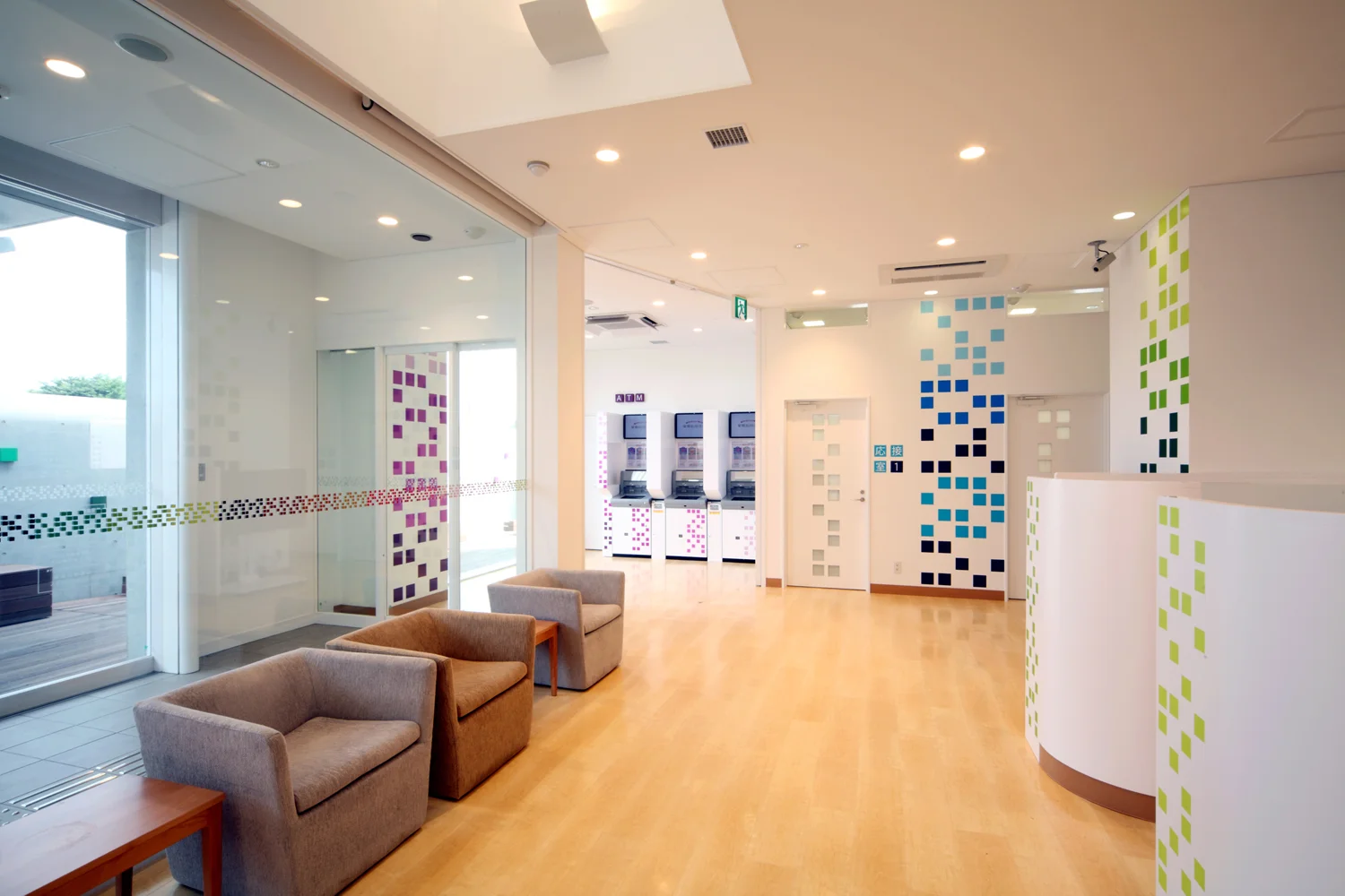 3_emmanuelle_moureaux_sugamo_shinkin_bank_niiza.jpg