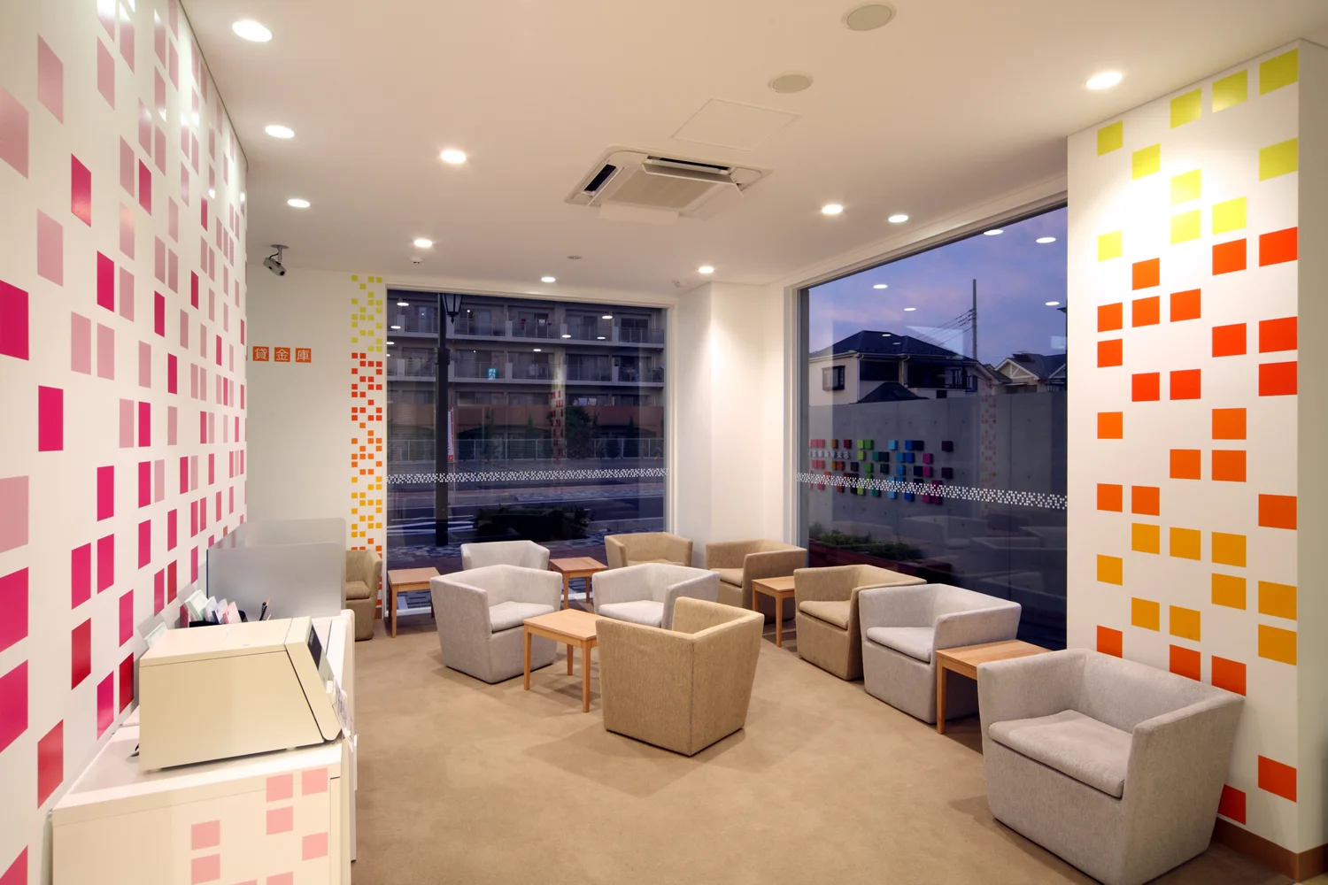 4_emmanuelle_moureaux_sugamo_shinkin_bank_niiza.jpg