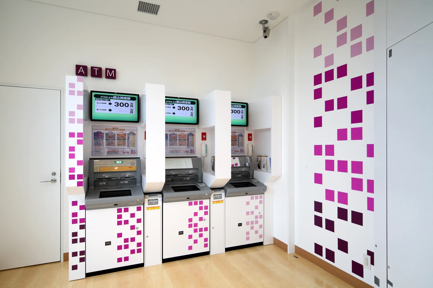6_emmanuelle_moureaux_sugamo_shinkin_bank_niiza.jpg