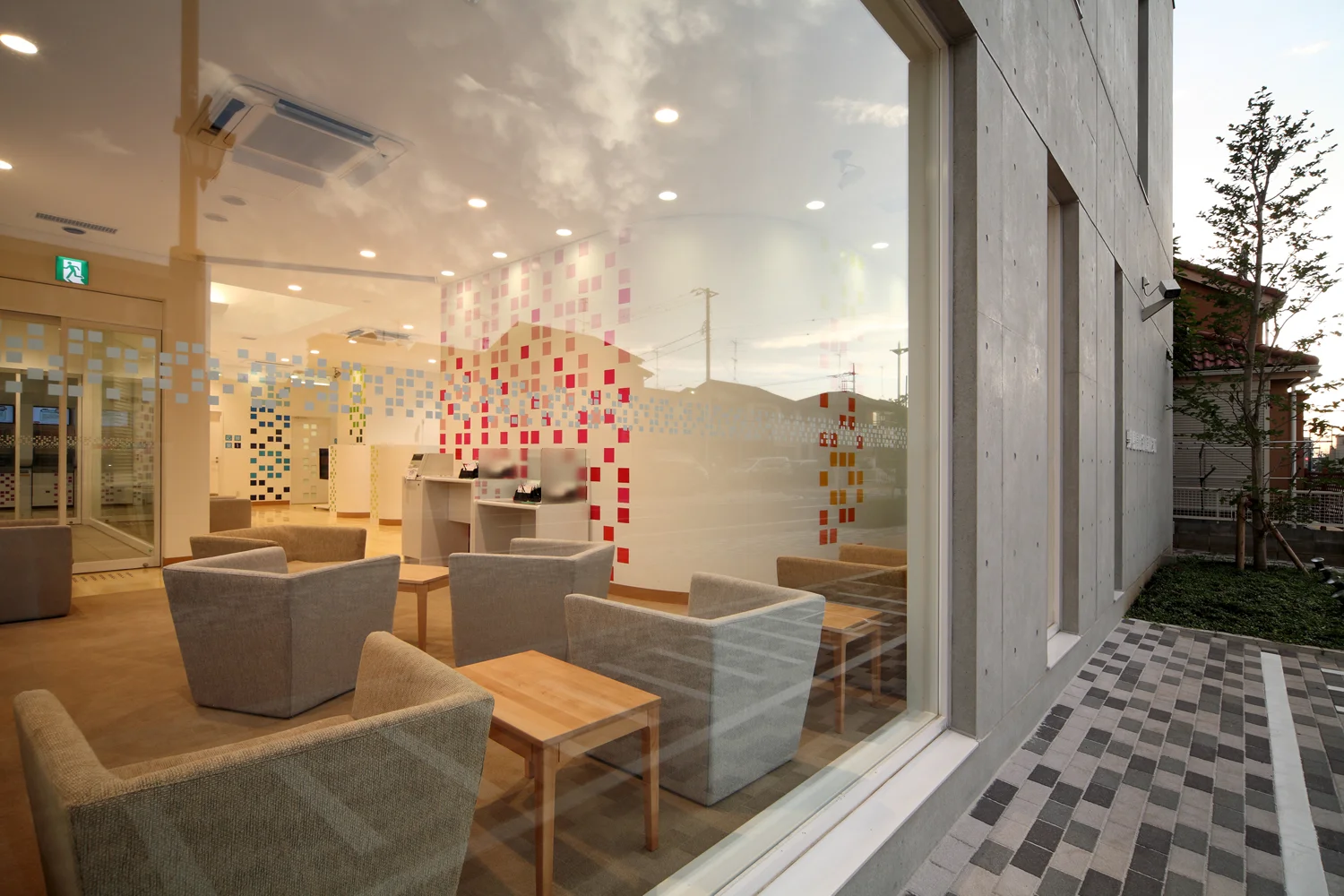 7_emmanuelle_moureaux_sugamo_shinkin_bank_niiza.jpg