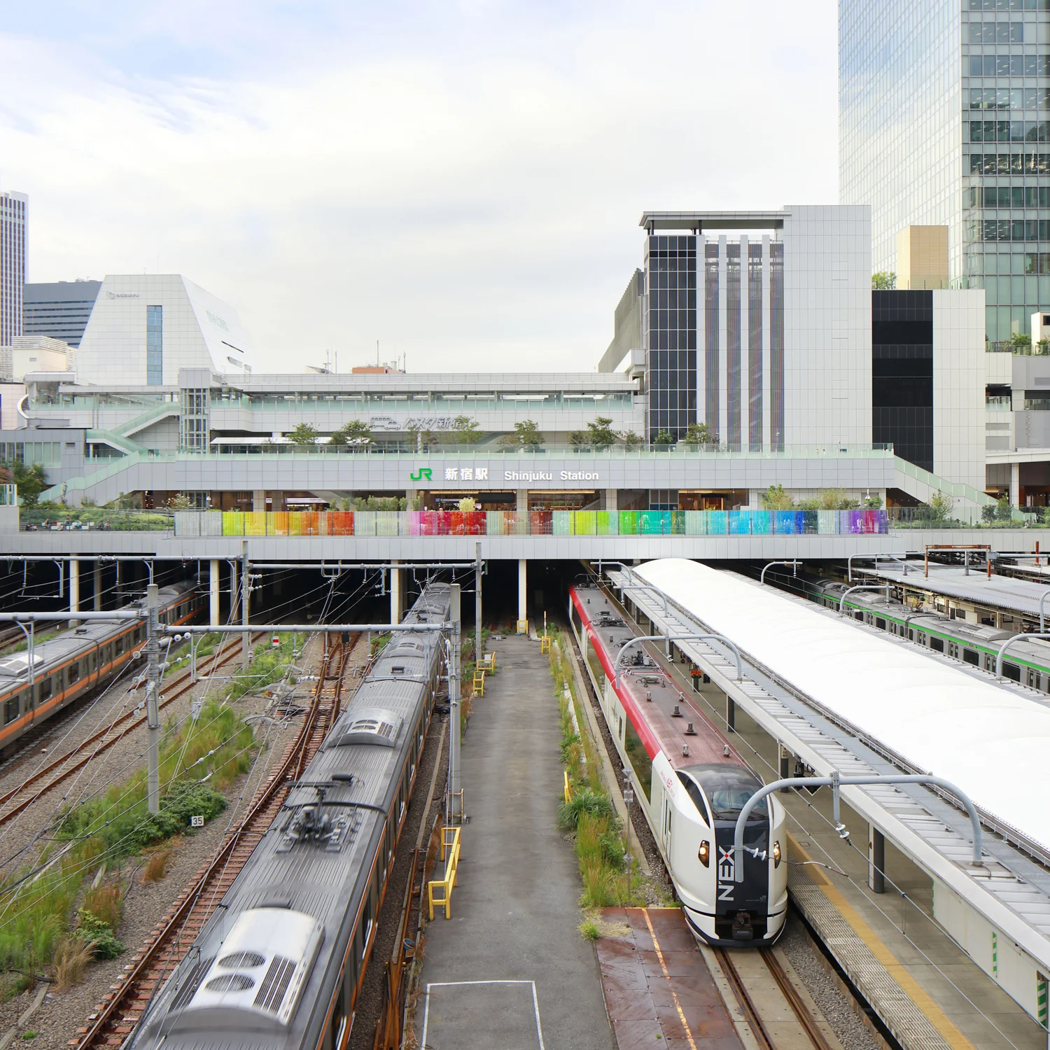 1_emmanuelle_moureaux_100_colors_25_shinjuku_station_thumbnail.jpg